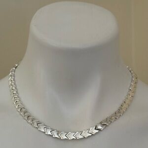 AVON SilverTone Magnetic Chevron Chain Links Extended Snap Close Sturdy Necklace